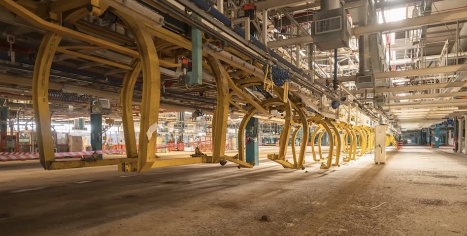 конвейер завода, завод Fiat, заброшенный завод