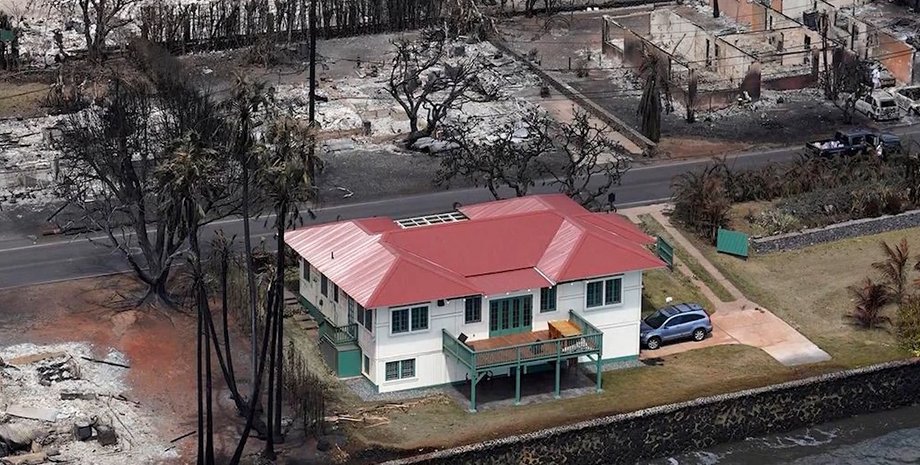 Уцелевший после пожаров на Гавайях, разрушенные дома, руины, последствия пожара на Гавайях, дома, сгоревшие здания,