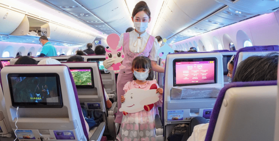 Дівчинка в літаку, дитина в літаку, Juneyao Airlines Дівчинка в літаку, дитина в літаку, Juneyao Airlines, виховання дитини, дівчинка плакала в літаку, крики в літаку,