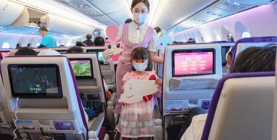 Девочка в самолете, ребенок в самолете, Juneyao Airlines, воспитание ребенка, девочка плакала в самолета, крики в самолете,