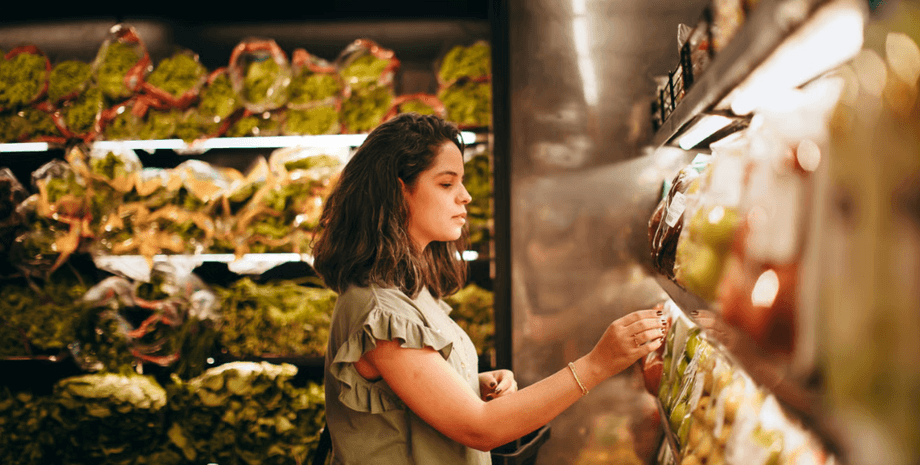 Жінка купує продукти