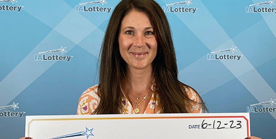 Победительница лотереи, лотерея, чек, приз, лотерейный билет, сорвала джекпот, деньги, джекпот