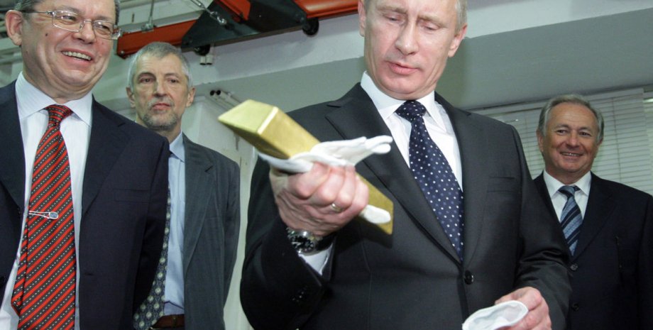 Владимир Путин в хранилище Центробанка РФ / Фото: Bloomberg