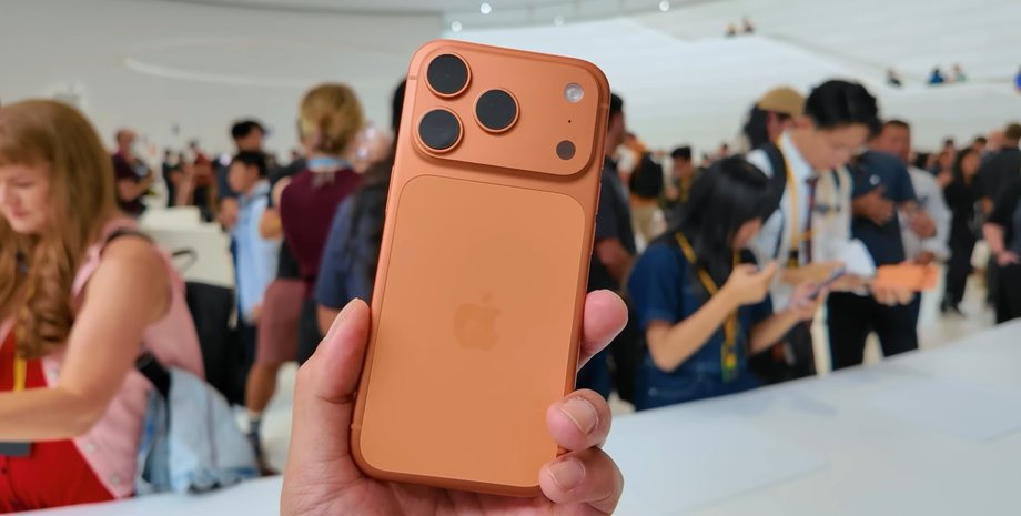 iPhone 17 Pro Max Смартфон iPhone 17 Pro Max на презентации