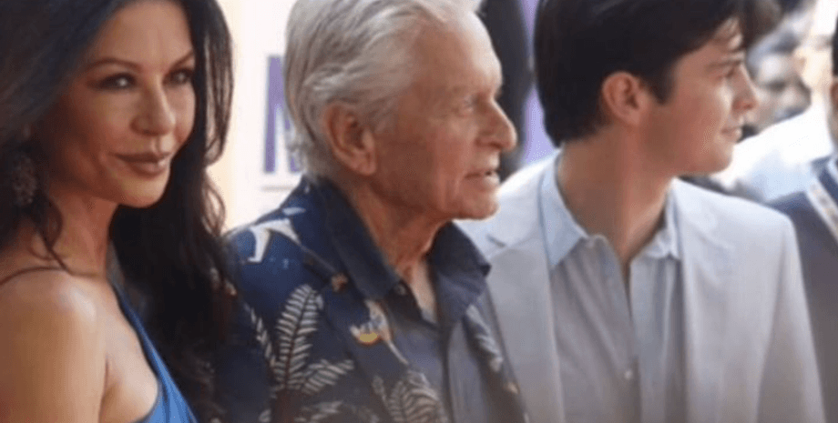 Кэтрин Зета-Джонс с мужем и сыном в Индии