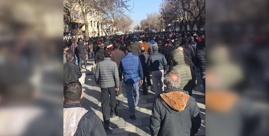 Толпа протестующих в городе Хамадан в Иране 8 января