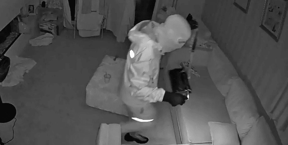 Грабитель проник в дом, незнакомец в чужом доме, ограбление, грабитель в балаклаве, дочь заметила грабители, вор