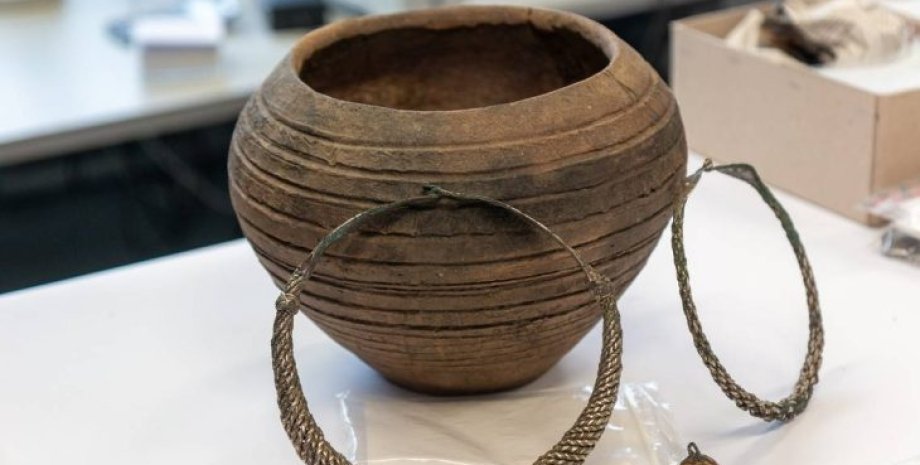 скарбниця стародавніх артефактів Відкриття стародавніх мечів, Артефакти бронзового віку, Розкопки срібних монет, Історія, скарби, Археологічні знахідки Німеччина, Торговельні зв'язки, Реліквії та культурні артефакти, доісторичні ритуали