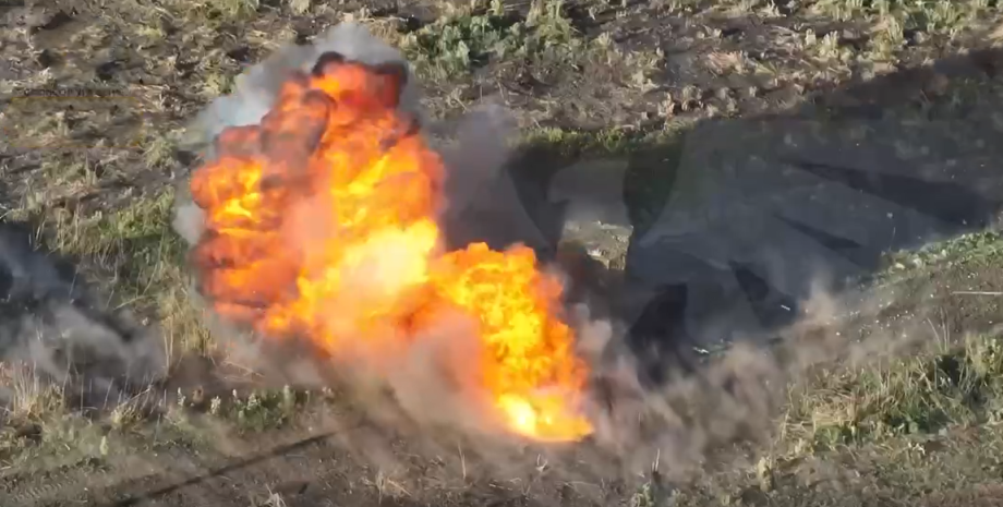 Rosyjski pojazd pancerny z „grillem” eksplodował na mini-instalowanym dronie, a ...