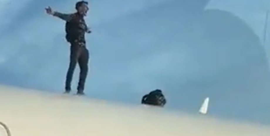 Чоловік забрався на дах пасажирського літака в аеропорту Манісес у Валенсії, через що рейс затримали на дві години