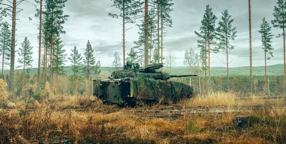 британский танк BAE Systems CV90 на поле боя