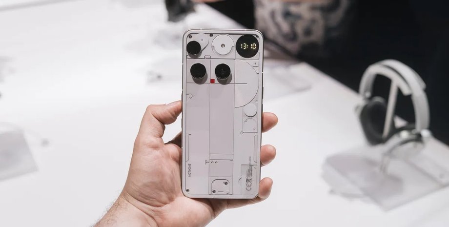 смартфон Nothing Phone 3 в руке