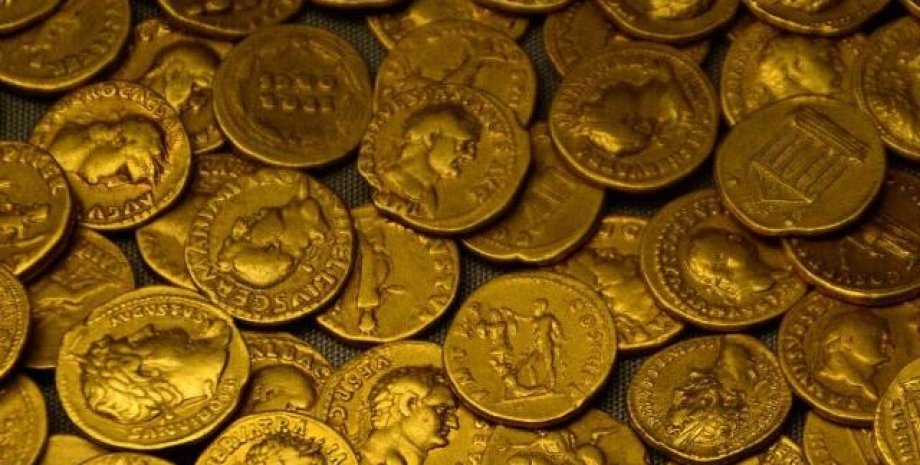 золоті монети, стіл, фото