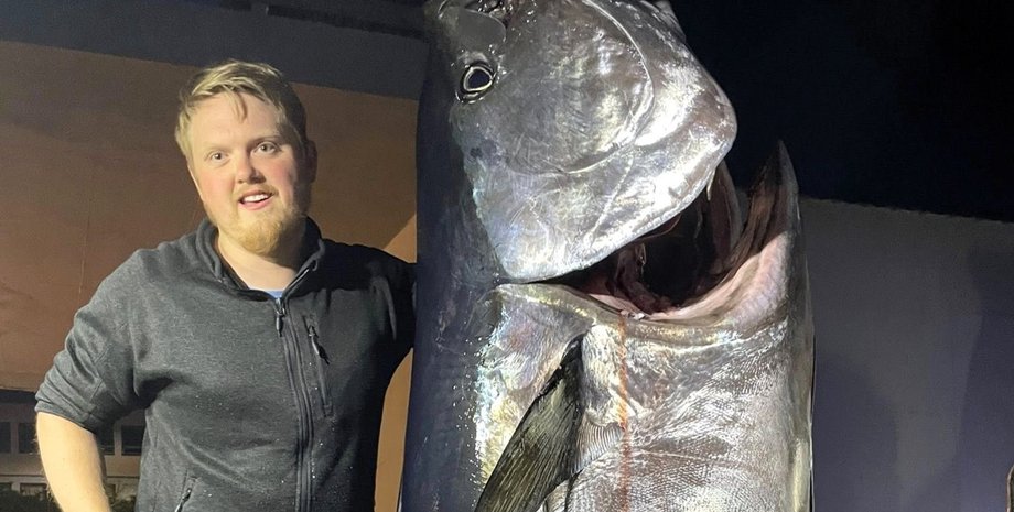 Маркус Ростад стоїть поруч із гігантським тунцем вагою 280 кг, спійманим біля узбережжя Норвегії