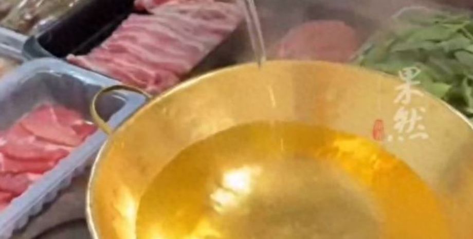Женщина готовит блюда в золотой кастрюле, как от этого меняется вкус блюд, детали, все подробности истории