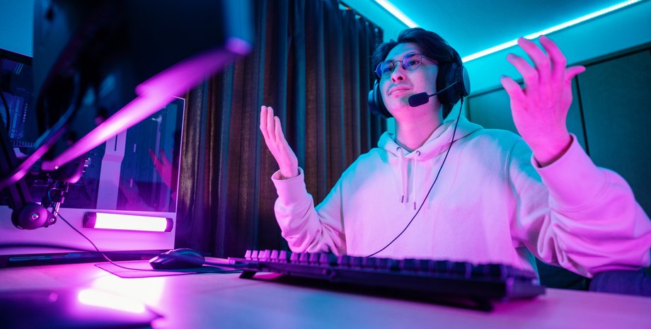 Хлопець перед комп'ютером