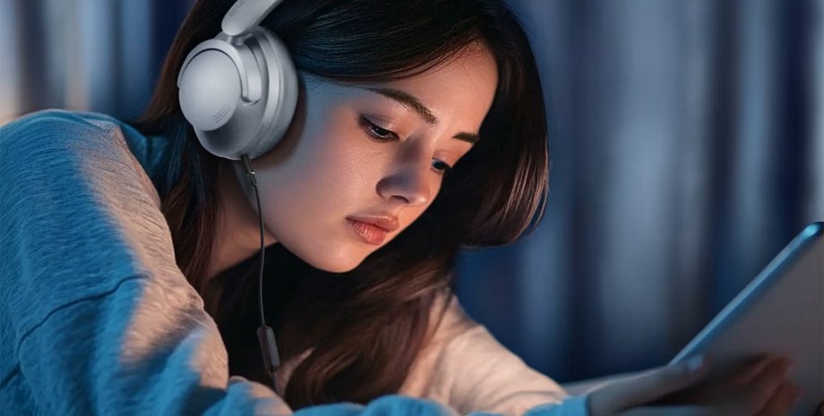 Наушники 1More SonoFlow Pro HQ51 на девушке