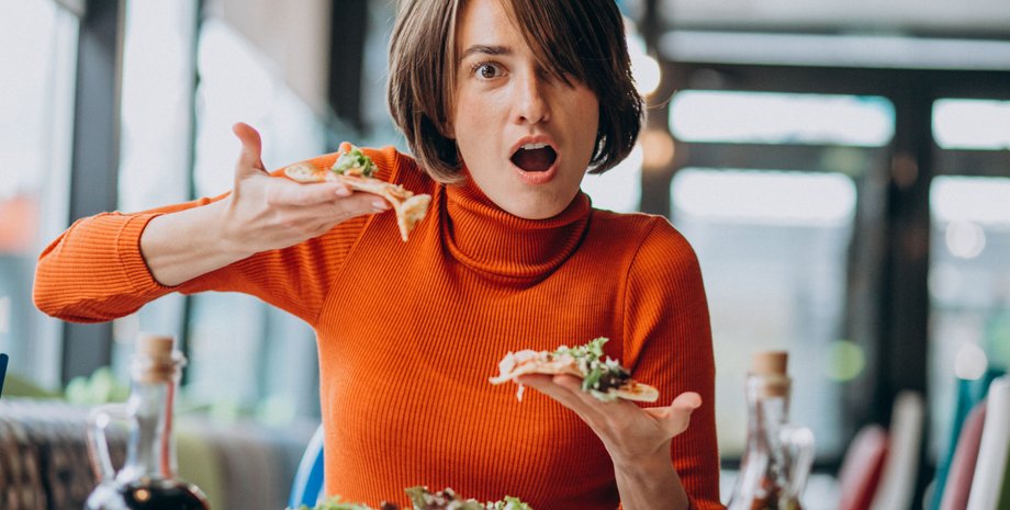 Девушка держит в руках пиццу