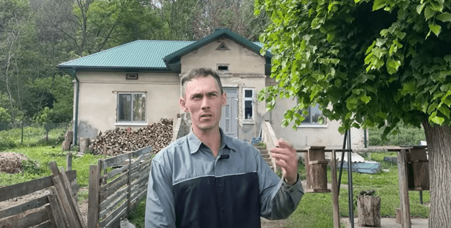 Андрій Кудрик біля свого будинку
