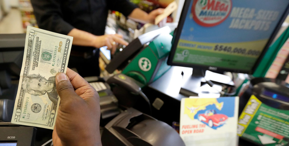 Покупка лотерейного билета Покупка лотерейного билета, магазин, покупка, деньги, лотерейный билет, приз, джекпот,