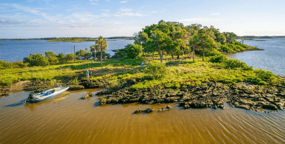 Безлюдний острів, Sweetheart Island, вкрадена "гуманірка", гуманітарна допомога, бізнесмен купив острів, розкрадання грошей, крадіжка