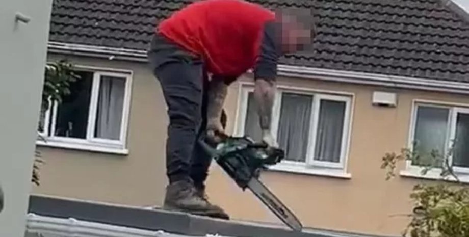 Строитель с бензопилой, бензопила, недовольный строитель, не оплатили работу, ремонт, разрушил пристройку, не заплатили