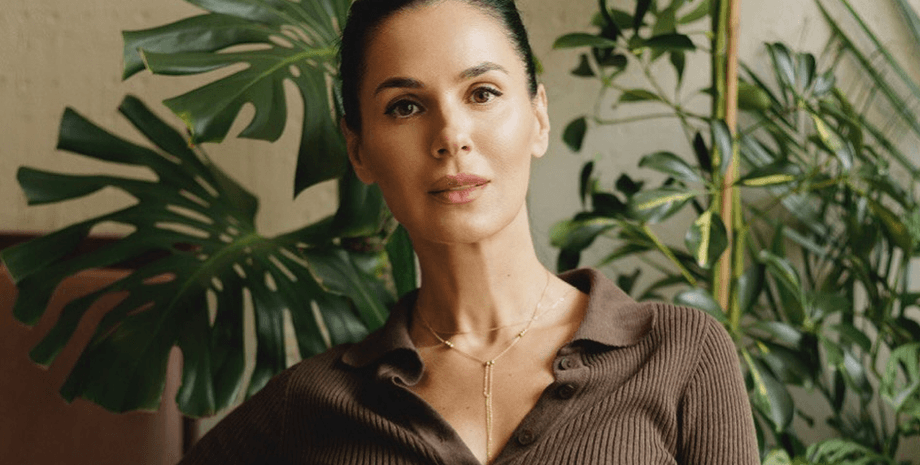 Маша Єфросиніна на фоні вазонів