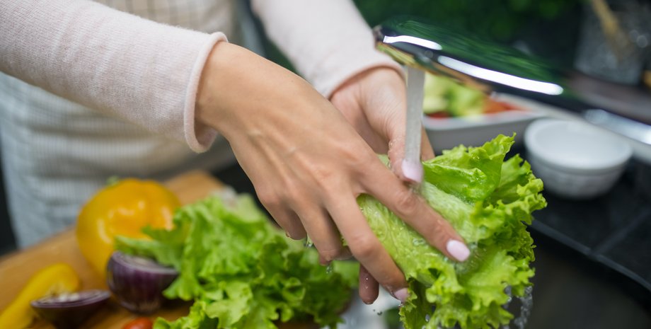 Для мытья овощей и фруктов воды недостаточно