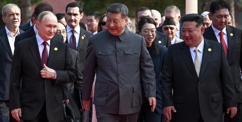 Трамп передав вітання Путіну та Кім Чен Ину Трамп передав вітання Путіну та Кім Чен Ину, коли вони були на військовому параді у Китаї