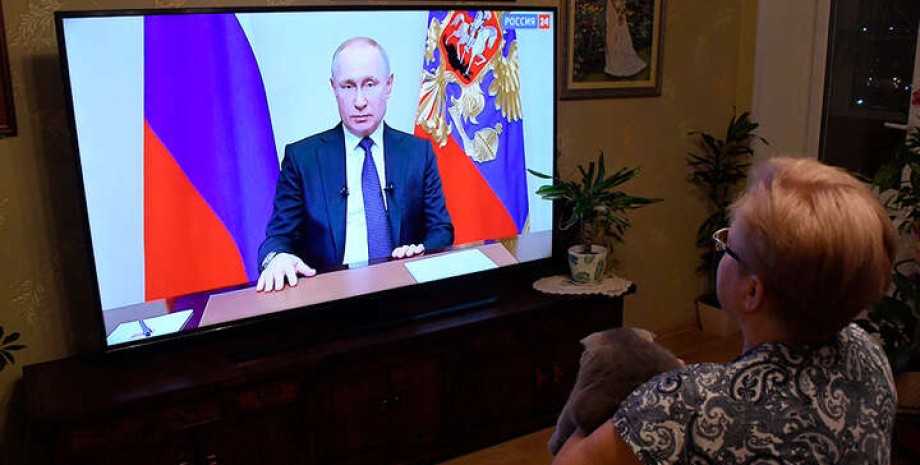 Жінка біля телевізора Жінка, телевізор, Путін