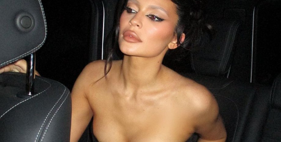 Кайли Дженнер, осветлила брови, трендовые брови, фигура Кайли Дженнер, Кайли Дженнер стиль, обесцвеченные брови