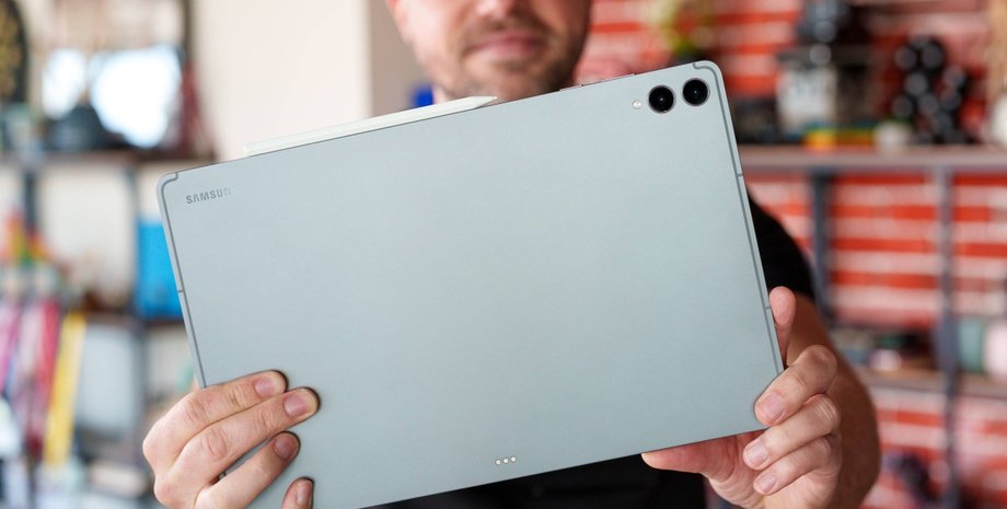 планшет Samsung Galaxy Tab S11 Ultra в руках