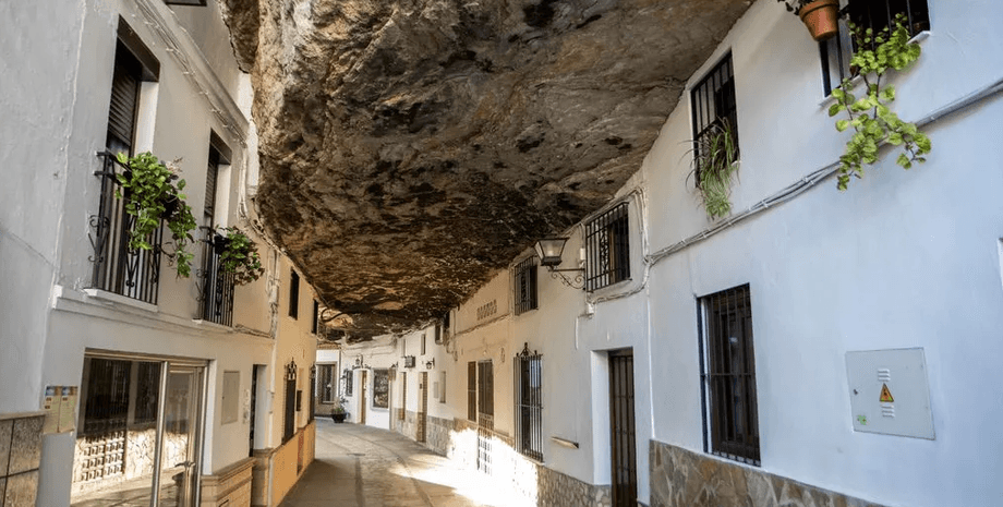 Андалуське диво з архітектурою в скелях