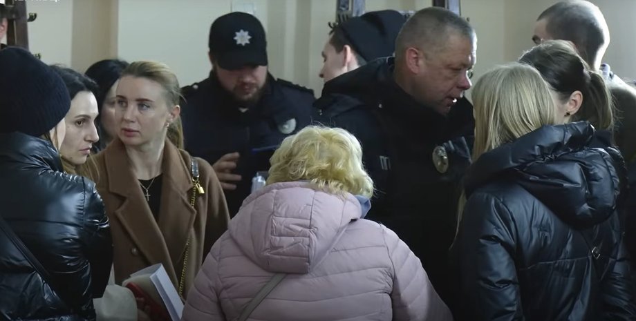 Інцидент у Чернівцях, Чернівці поліцейська в школі, Чернівці подія в школі, Чернівці поліція батьки, Чернівці звільнення директора