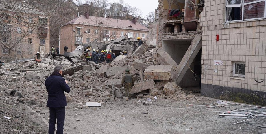 зруйнована будівля, завали