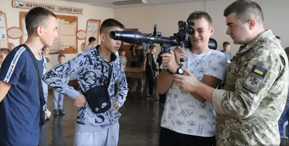 Підлітки та військовослужбовець