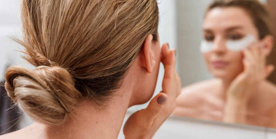 Девушка наносит патчи