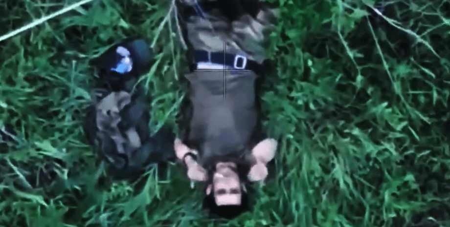 Российский оккупант попытался сбить дрон ГУР палкой