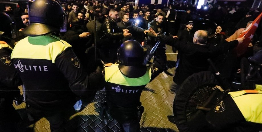 Столкновения полиции с турками в Роттердаме / Фото: REUTERS