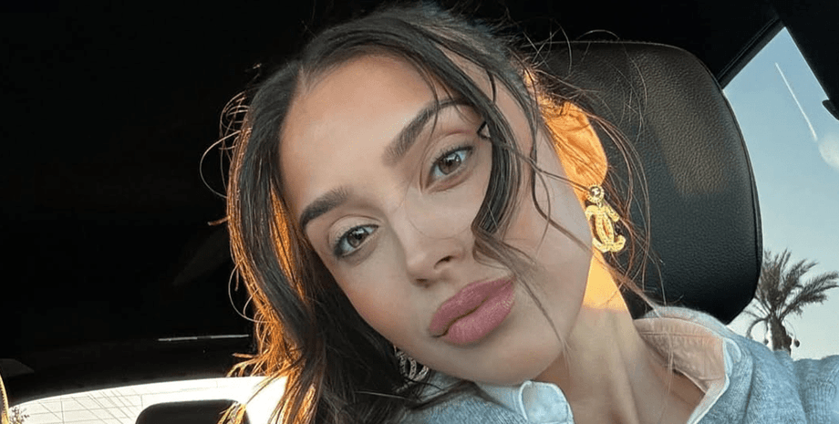 Белла Мари в машине