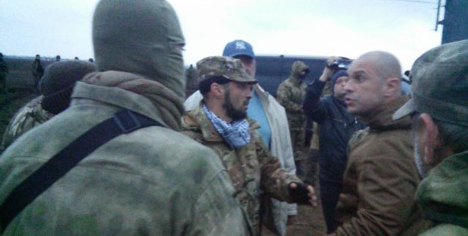 Митинг возле взорванных ЛЭП на Херсонщине / Фото: Крым.Реалии