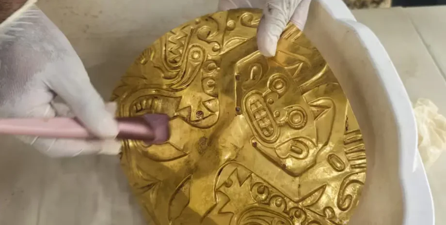 Археологи нашли гробницу с золотыми артефактами