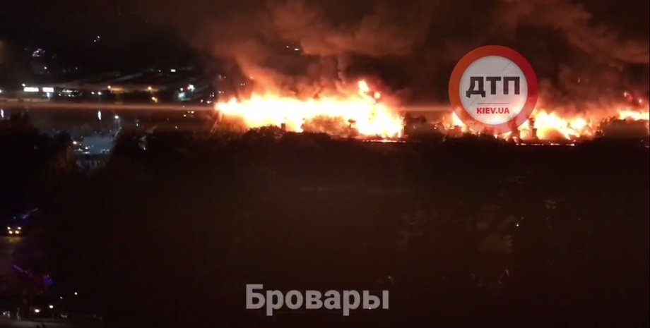 В Броварах загорелся пятиэтажный дом