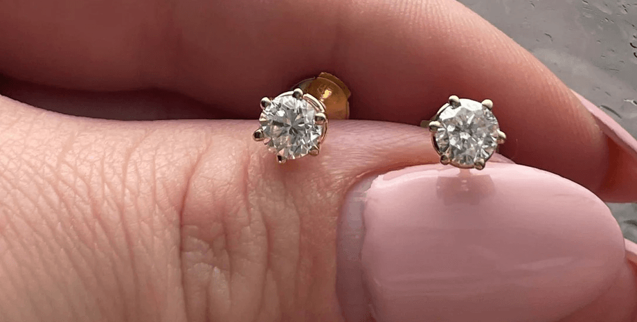 Жінка купила дешеві сережки з камінням: реальна ціна прикрас ошелешила її