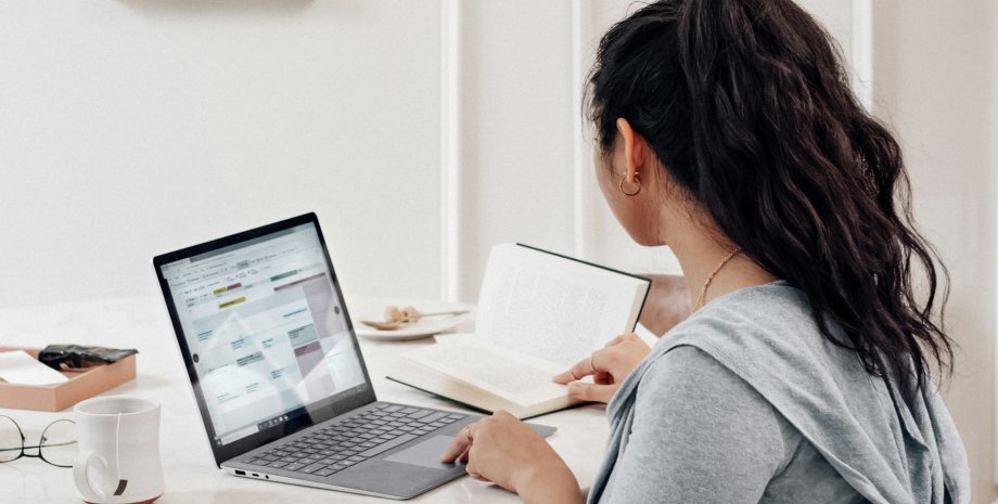 Лучшие ноутбуки для учебы Девушка за ноутбуком