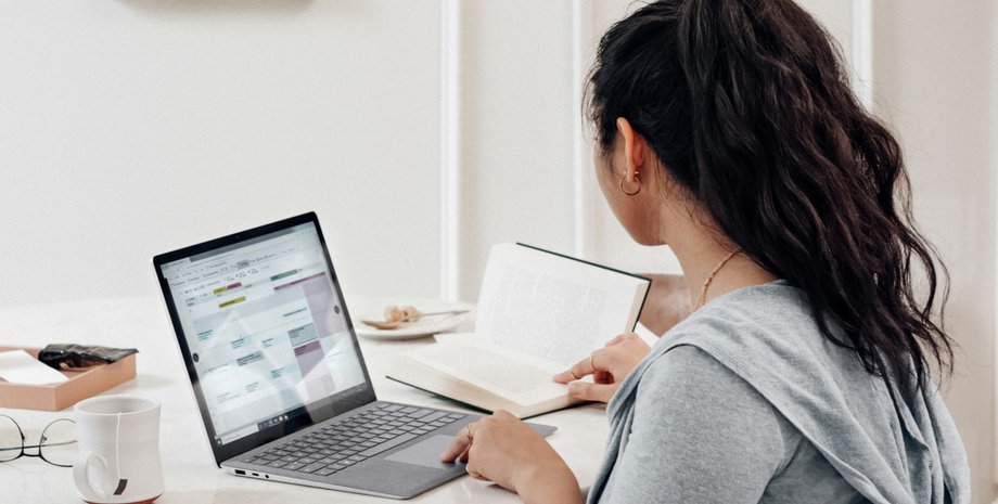 Девушка за ноутбуком