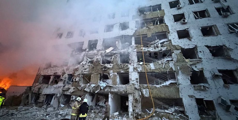 фото пошкодженого будинку в Одесі після атаки Шахедів 16 квітня