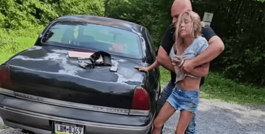 Полицейский удерживает женщину, превышение служебных полномочий, ссора, психиатрическая больница, незаконный арест