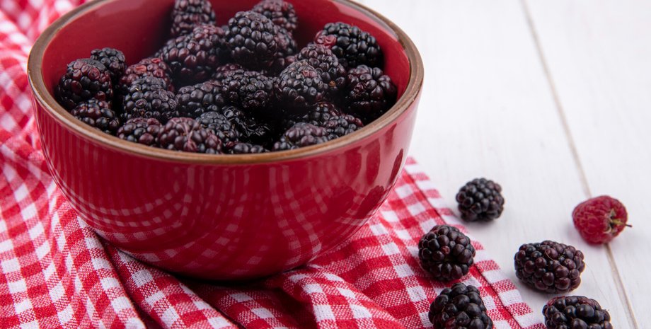 Ожина в мисці на столі