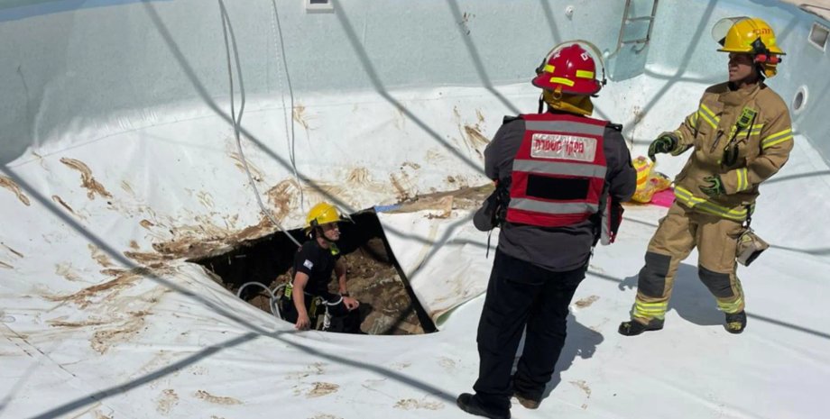 воронка в бассейне, в бассейне провалилось дно, трагедия в бассейне